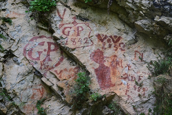 Nelle Pizzancae alla ricerca delle scritte dei pastori - Gruppo di Monte Agnello