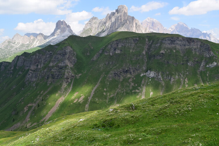 A curiosare nel Pian di Possoliva (Gruppo Croda da Lago-Cernera)