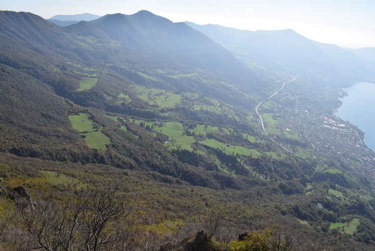 In cresta a Punta Val Mora, fra Punta Dossi e Monte Caprello (Sebino, Prealpi Bresciane)