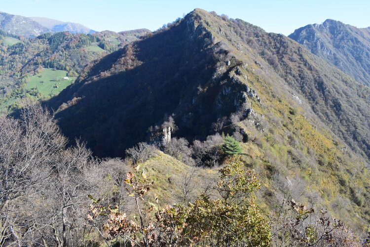 In cresta a Punta Val Mora, fra Punta Dossi e Monte Caprello (Sebino, Prealpi Bresciane)