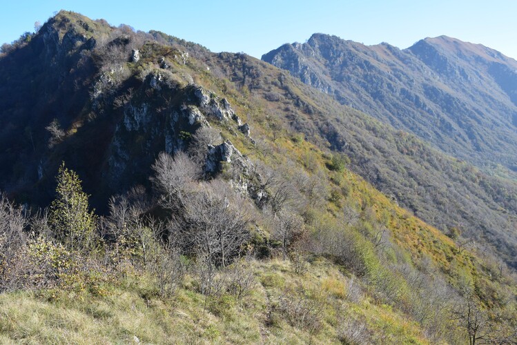 In cresta a Punta Val Mora, fra Punta Dossi e Monte Caprello (Sebino, Prealpi Bresciane)