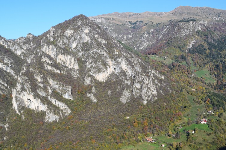 In cresta a Punta Val Mora, fra Punta Dossi e Monte Caprello (Sebino, Prealpi Bresciane)
