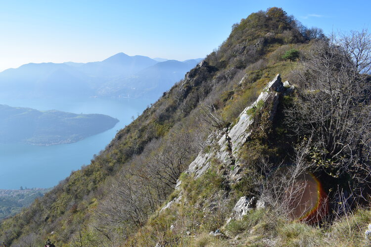 In cresta a Punta Val Mora, fra Punta Dossi e Monte Caprello (Sebino, Prealpi Bresciane)