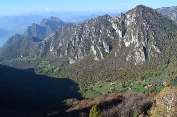In cresta a Punta Val Mora, fra Punta Dossi e Monte Caprello (Sebino, Prealpi Bresciane)