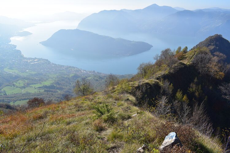 In cresta a Punta Val Mora, fra Punta Dossi e Monte Caprello (Sebino, Prealpi Bresciane)