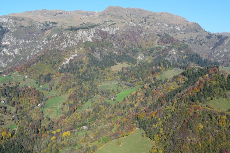 In cresta a Punta Val Mora, fra Punta Dossi e Monte Caprello (Sebino, Prealpi Bresciane)