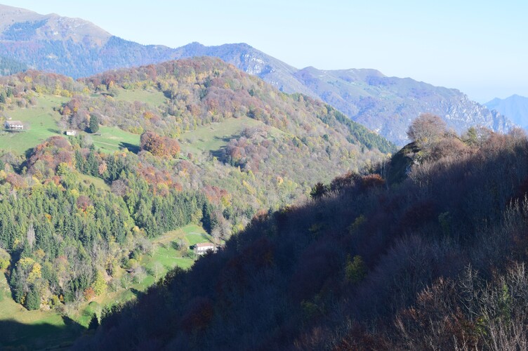 In cresta a Punta Val Mora, fra Punta Dossi e Monte Caprello (Sebino, Prealpi Bresciane)