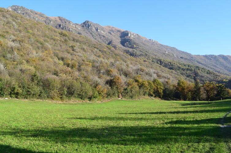 In cresta a Punta Val Mora, fra Punta Dossi e Monte Caprello (Sebino, Prealpi Bresciane)