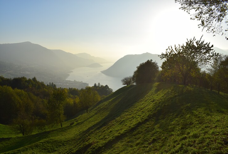 In cresta a Punta Val Mora, fra Punta Dossi e Monte Caprello (Sebino, Prealpi Bresciane)