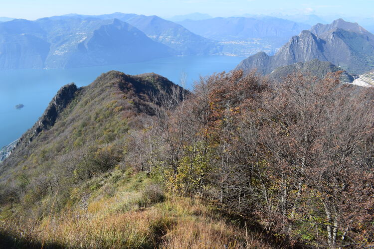 In cresta a Punta Val Mora, fra Punta Dossi e Monte Caprello (Sebino, Prealpi Bresciane)