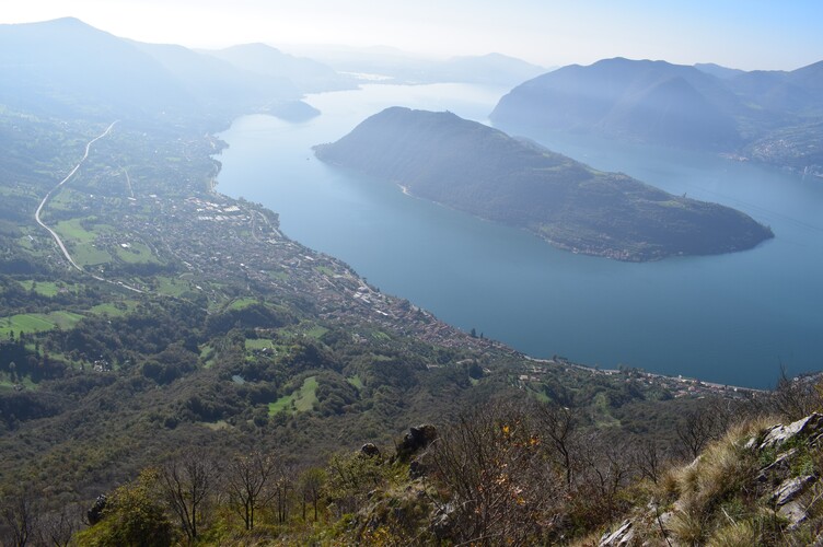 In cresta a Punta Val Mora, fra Punta Dossi e Monte Caprello (Sebino, Prealpi Bresciane)