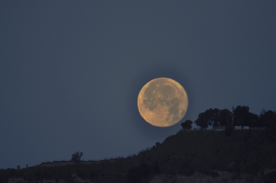 Tramonto dell''ultima luna piena del 2012
