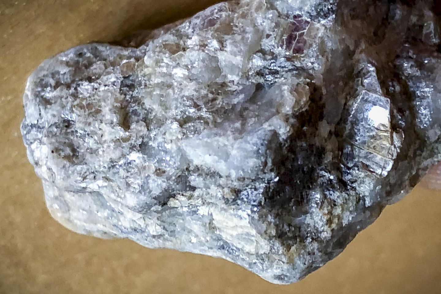 Riconoscimento minerale metallico bianco-argenteo
