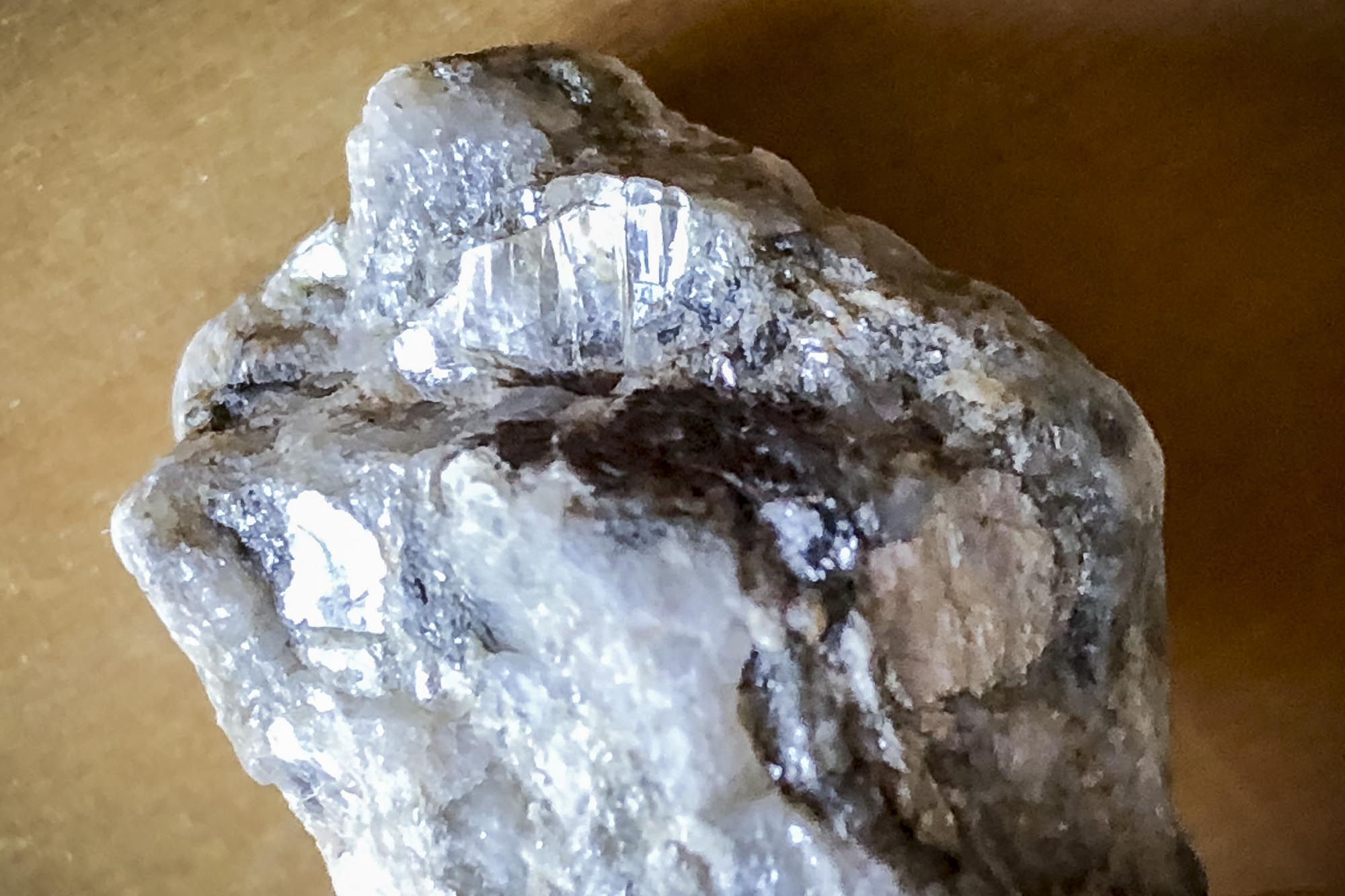 Riconoscimento minerale metallico bianco-argenteo