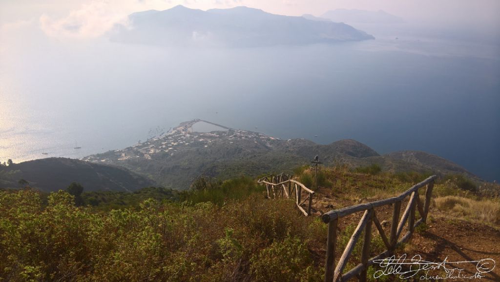 Monte Fossa delle Felci 962m . Isola di Salina - Eolie