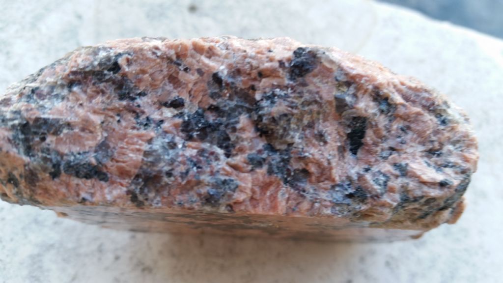 Granito rosa? probabile granito a feldspati alcalini