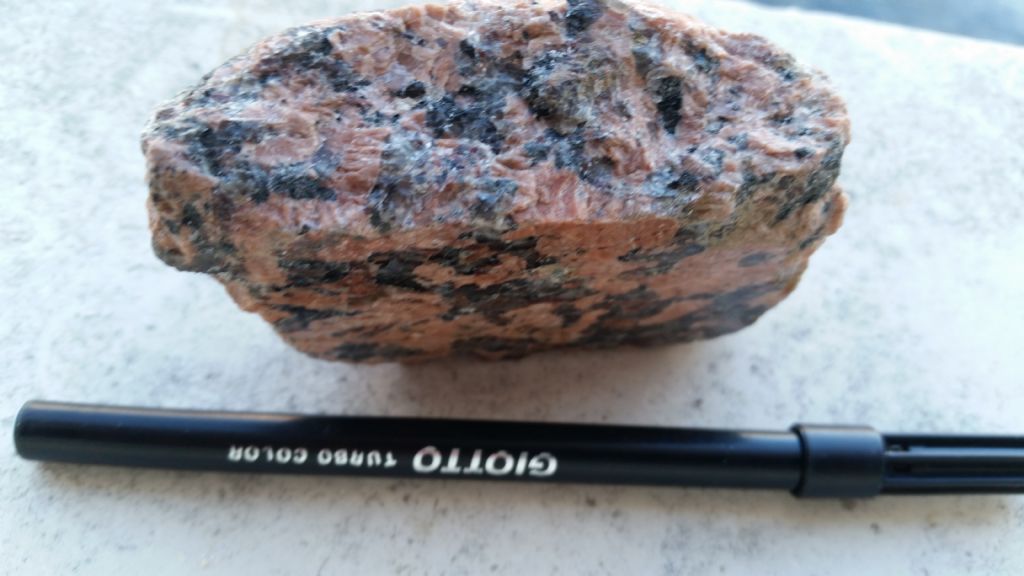 Granito rosa? probabile granito a feldspati alcalini