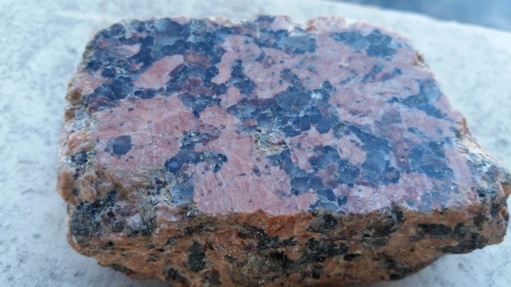 Granito rosa? probabile granito a feldspati alcalini