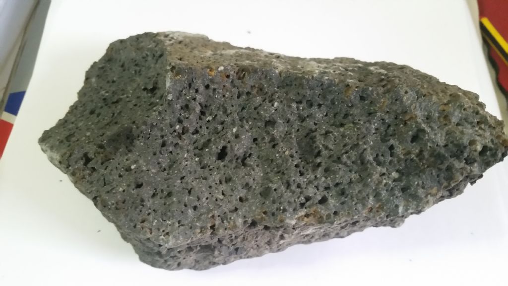 Roccia piena di buchi - scoria vulcanica