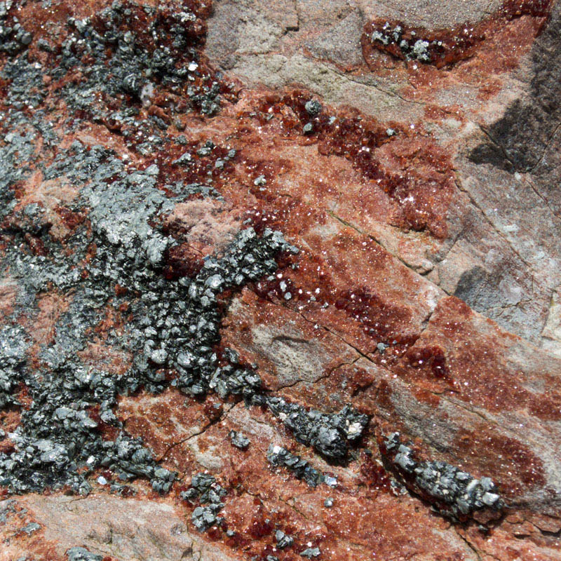 Identificazione minerale - granato e clorite in rodingite