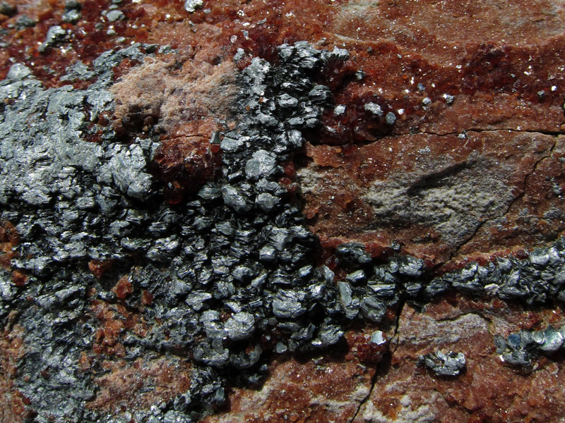 Identificazione minerale - granato e clorite in rodingite
