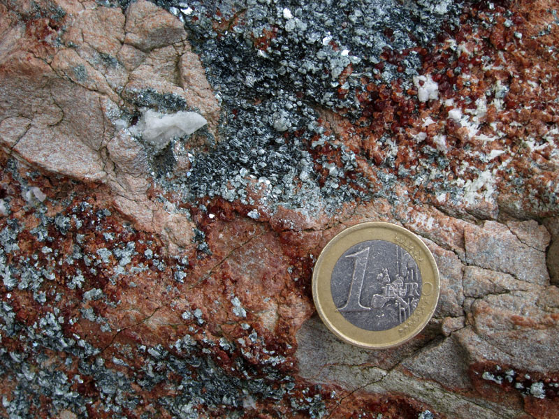 Identificazione minerale - granato e clorite in rodingite
