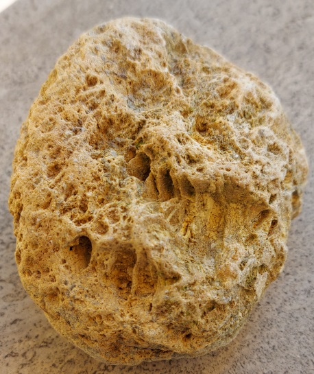 Roccia di colore giallo (da identificare)