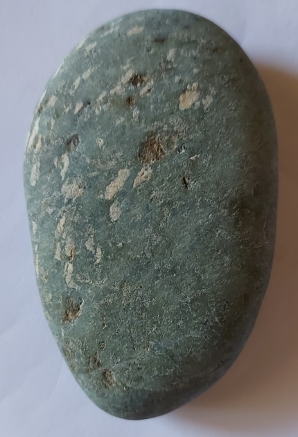 Roccia azzurro-verdognolo da identificare.