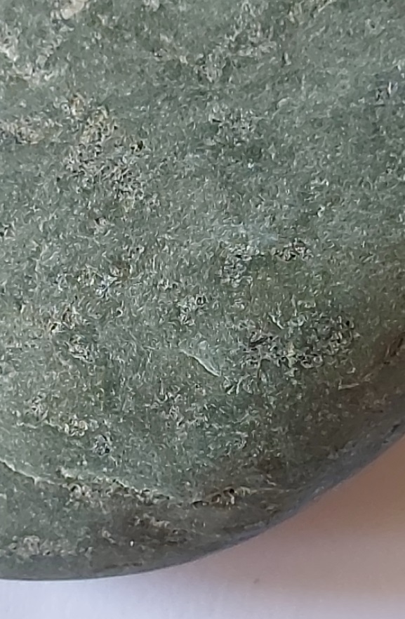 Roccia azzurro-verdognolo da identificare.