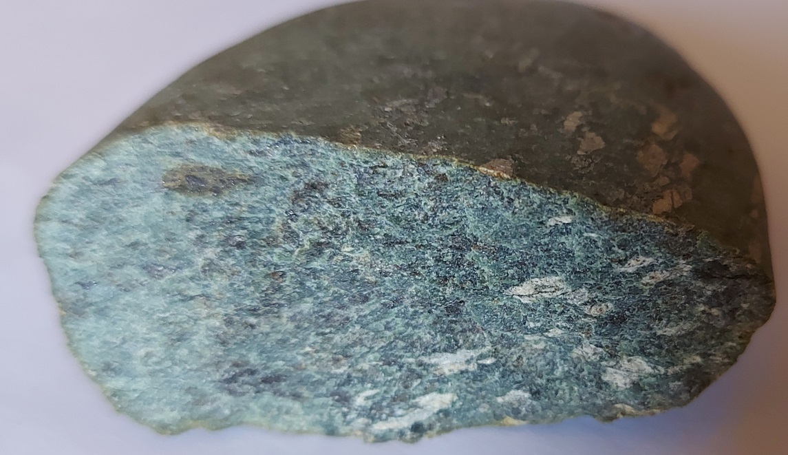 Roccia azzurro-verdognolo da identificare.