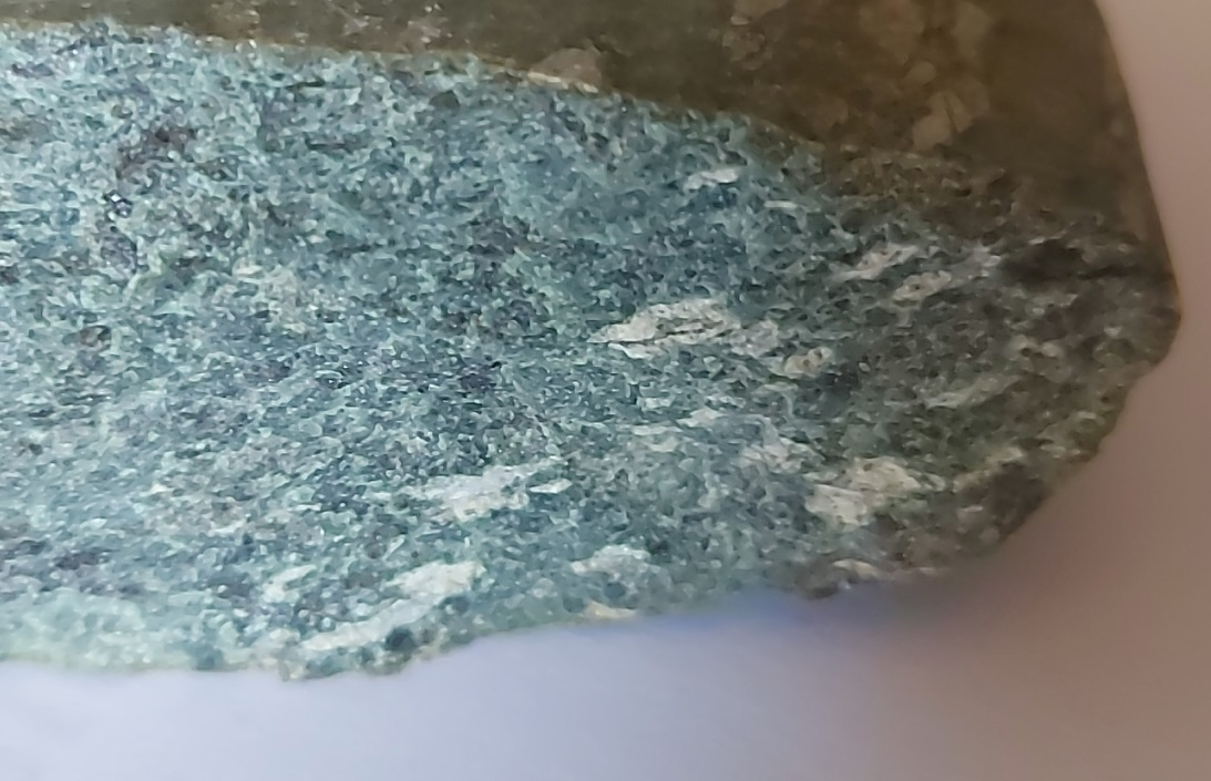 Roccia azzurro-verdognolo da identificare.