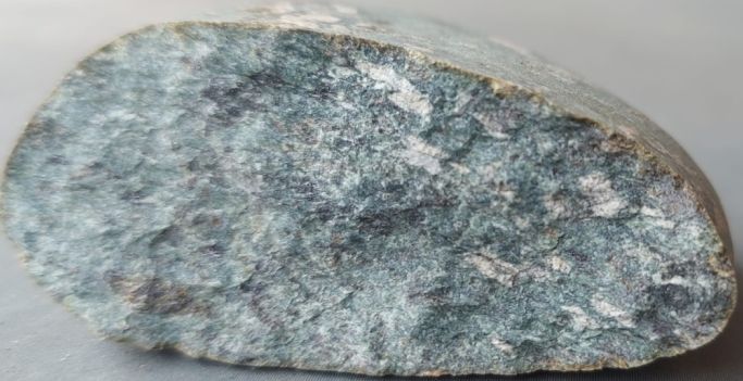 Roccia azzurro-verdognolo da identificare.