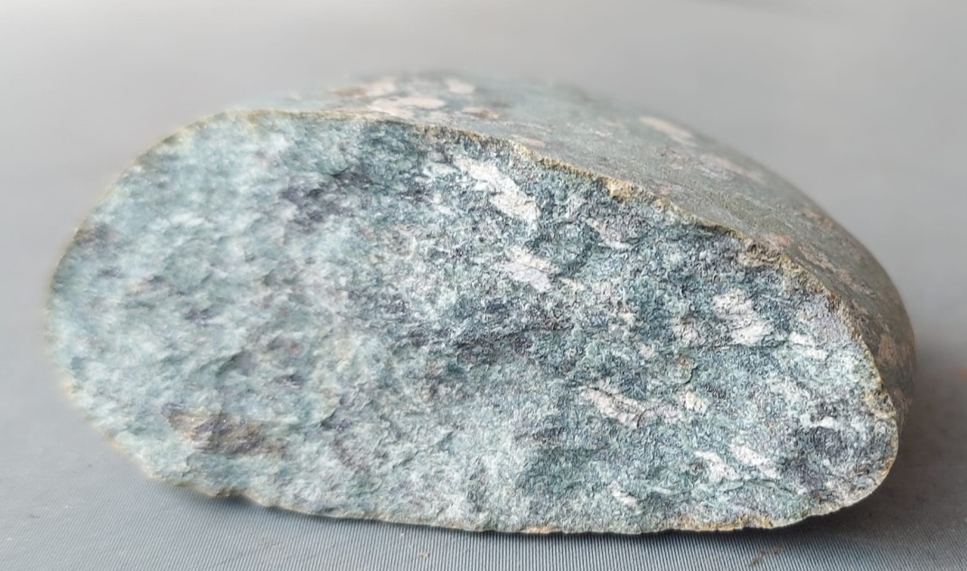 Roccia azzurro-verdognolo da identificare.