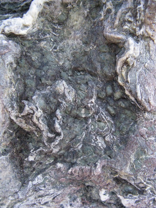 pietra saponaria? No, roccia serpentinosa (forse oficalcite)