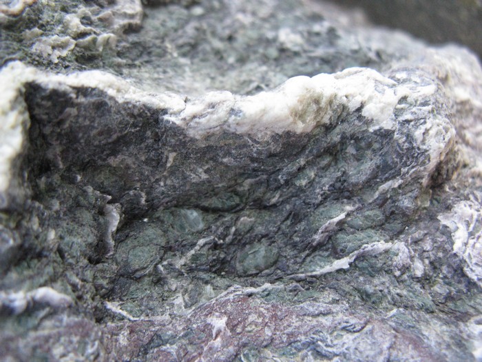 pietra saponaria? No, roccia serpentinosa (forse oficalcite)