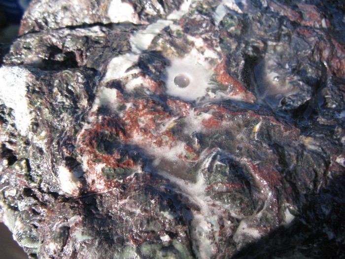 pietra saponaria? No, roccia serpentinosa (forse oficalcite)