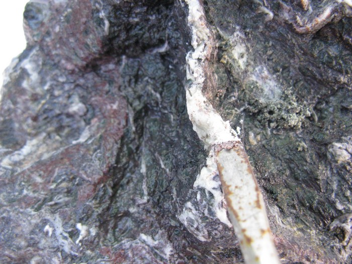 pietra saponaria? No, roccia serpentinosa (forse oficalcite)