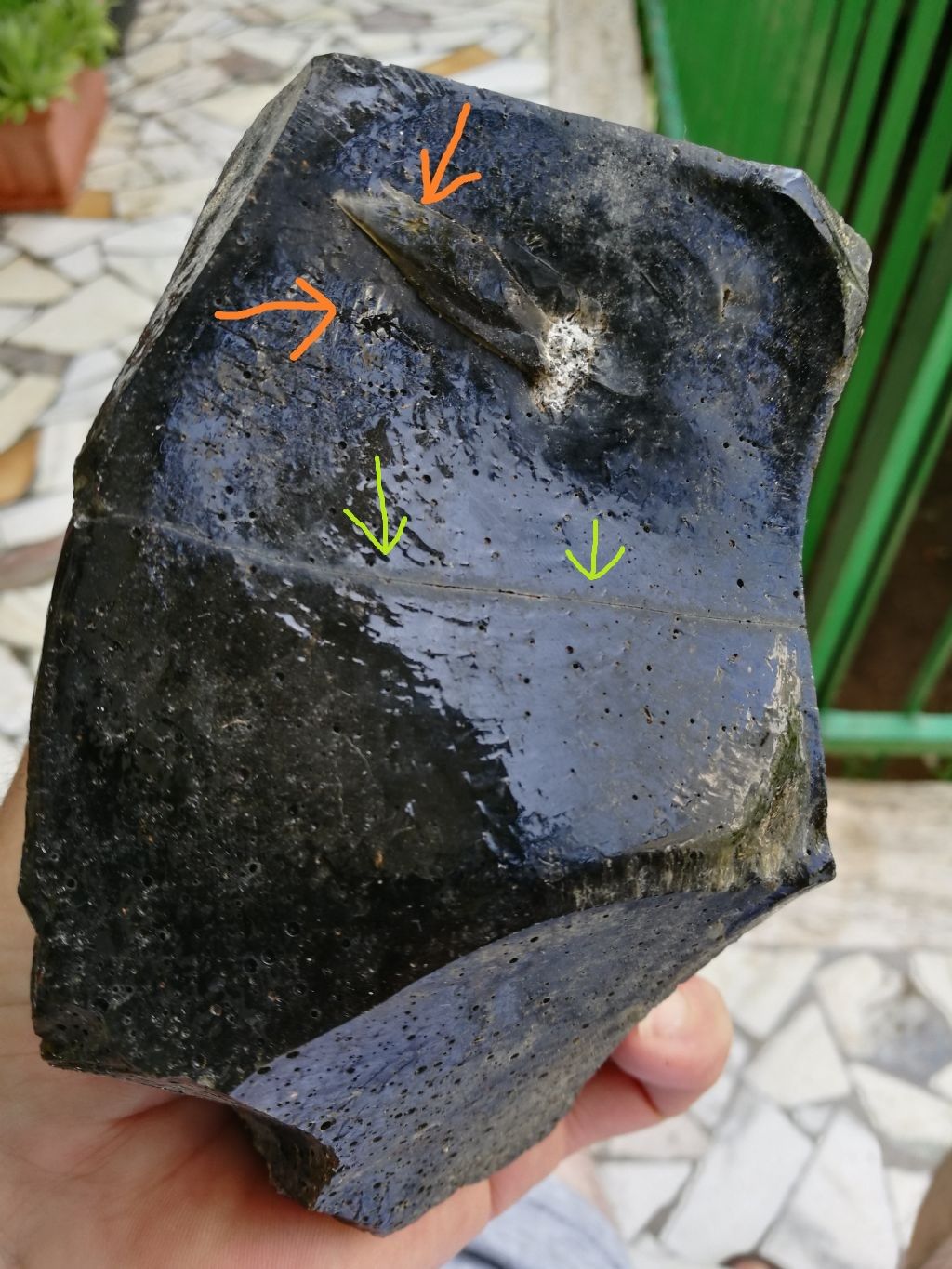 Identificazione roccia ricoperta da patina vetrosa