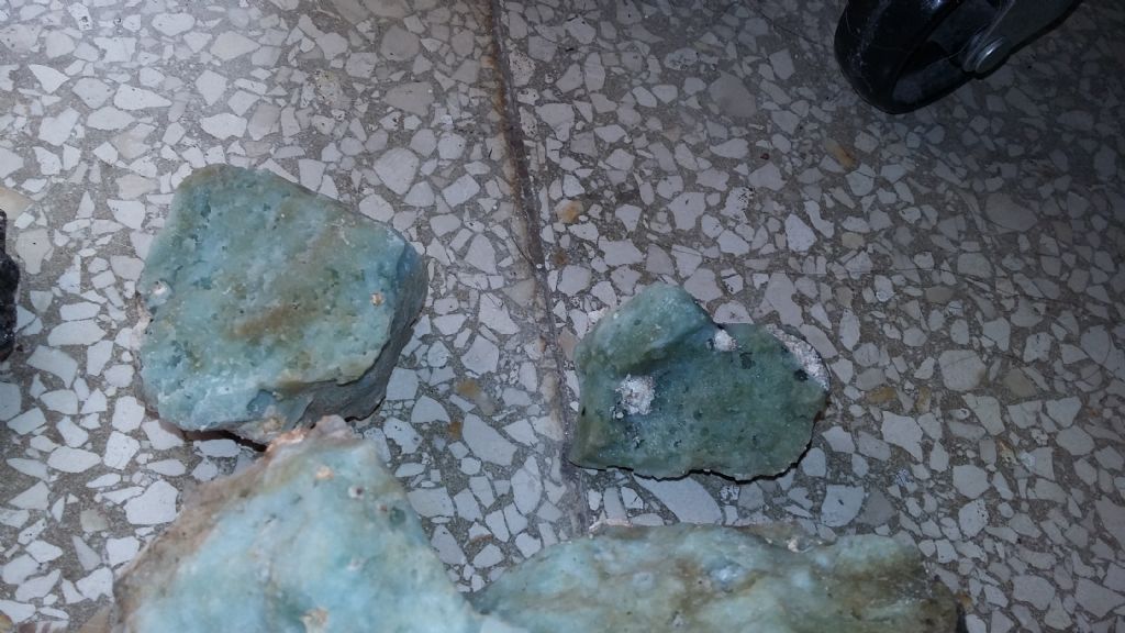 richiesta di identificazione - probabile scoria vetrosa