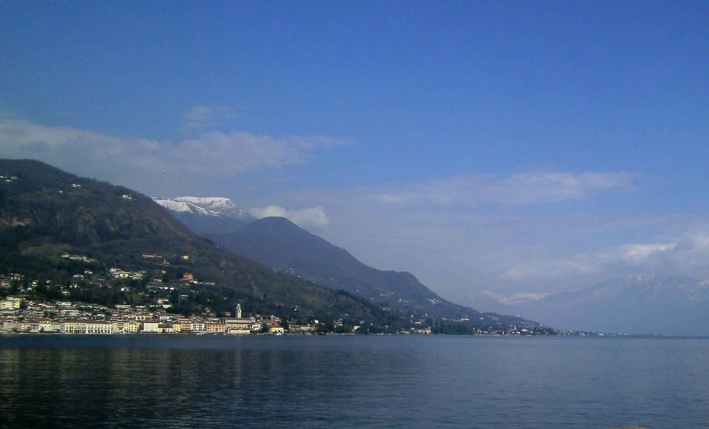 Sotto la superficie del lago....