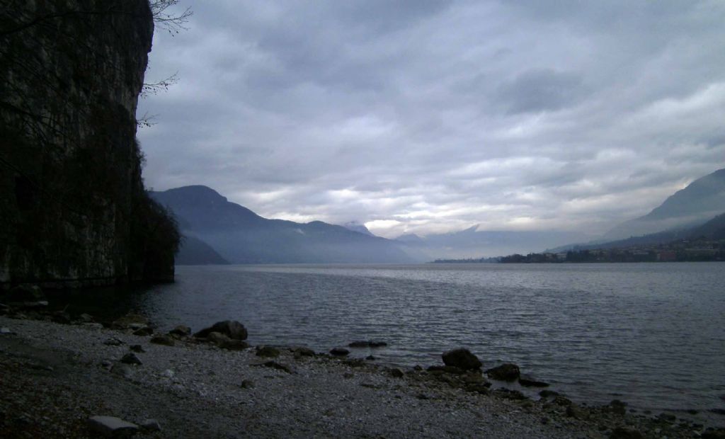 Sotto la superficie del lago....