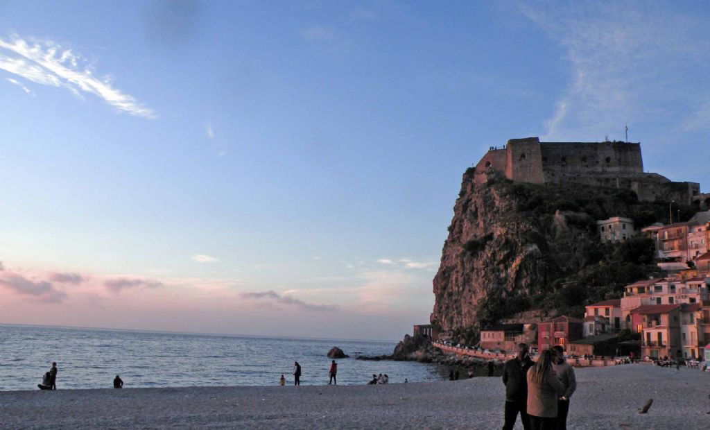 Salendo al castello di Scilla