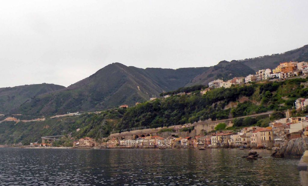 Salendo al castello di Scilla