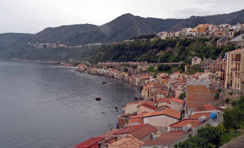 Salendo al castello di Scilla