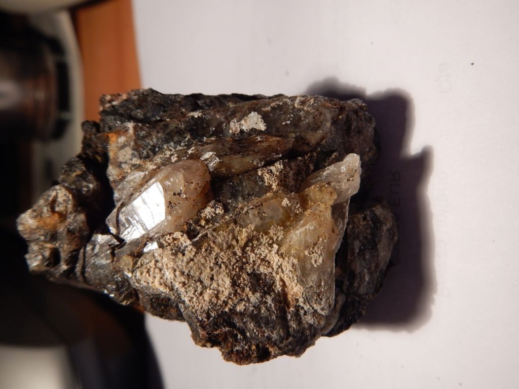 identificazione minerale - pirosseno (probabile hedenbergite)
