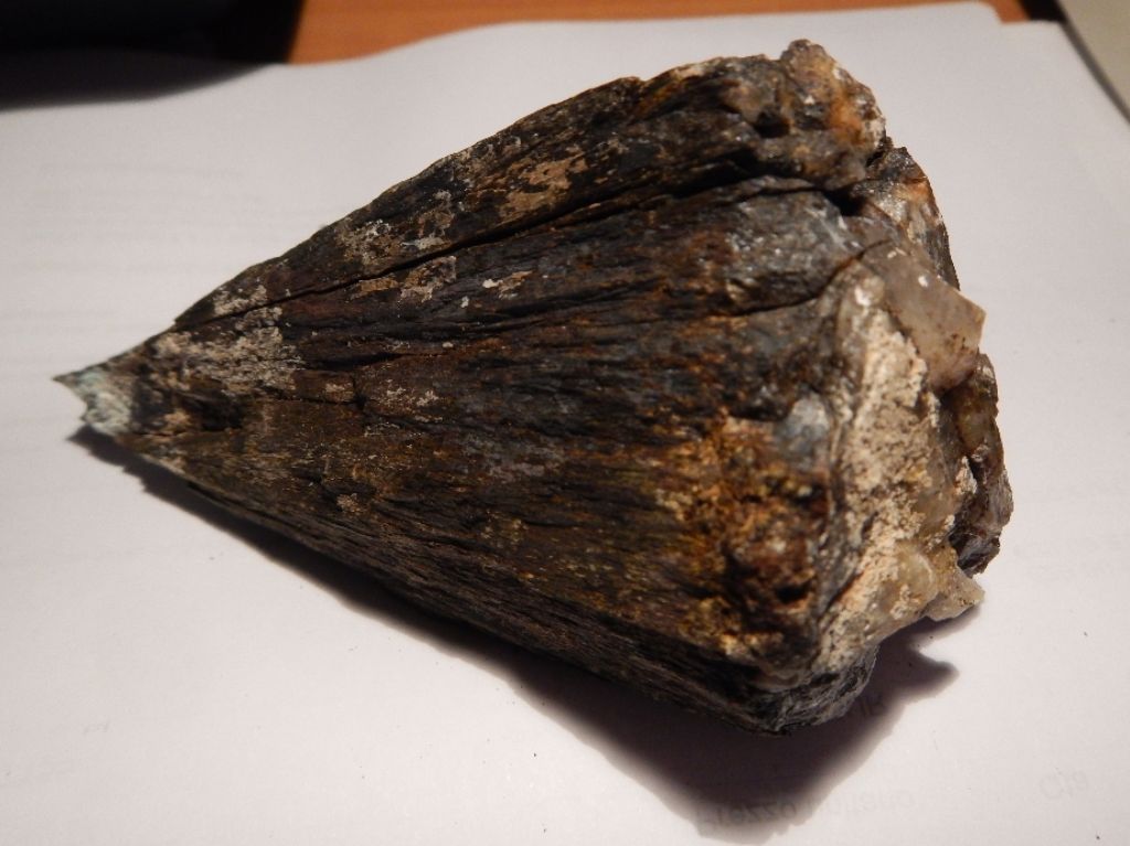 identificazione minerale - pirosseno (probabile hedenbergite)