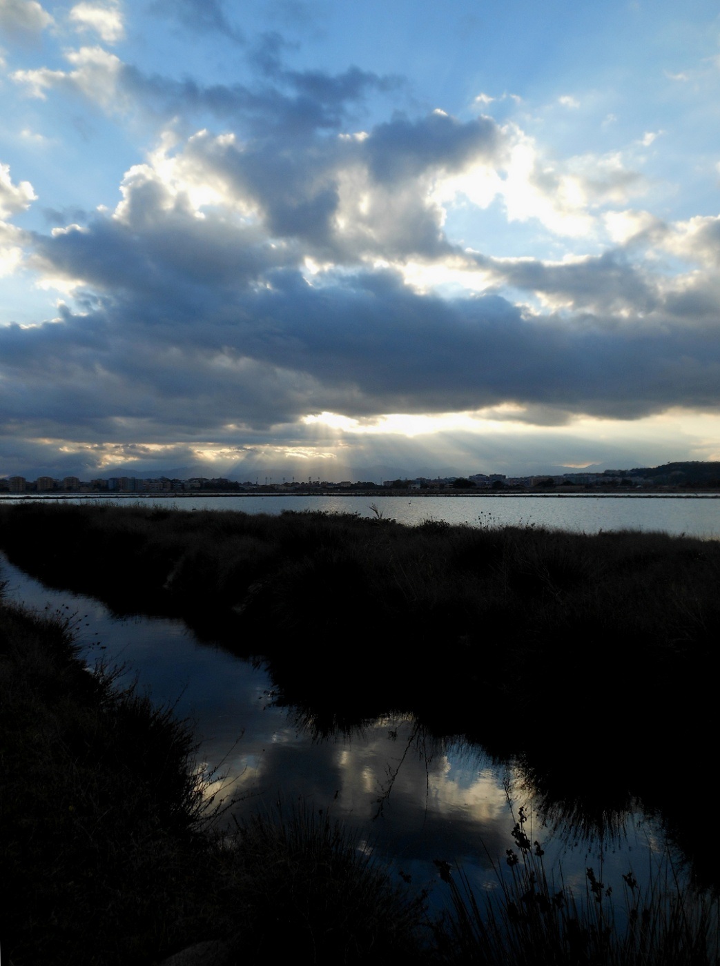 Riflessi sull''acqua ferma al tramonto