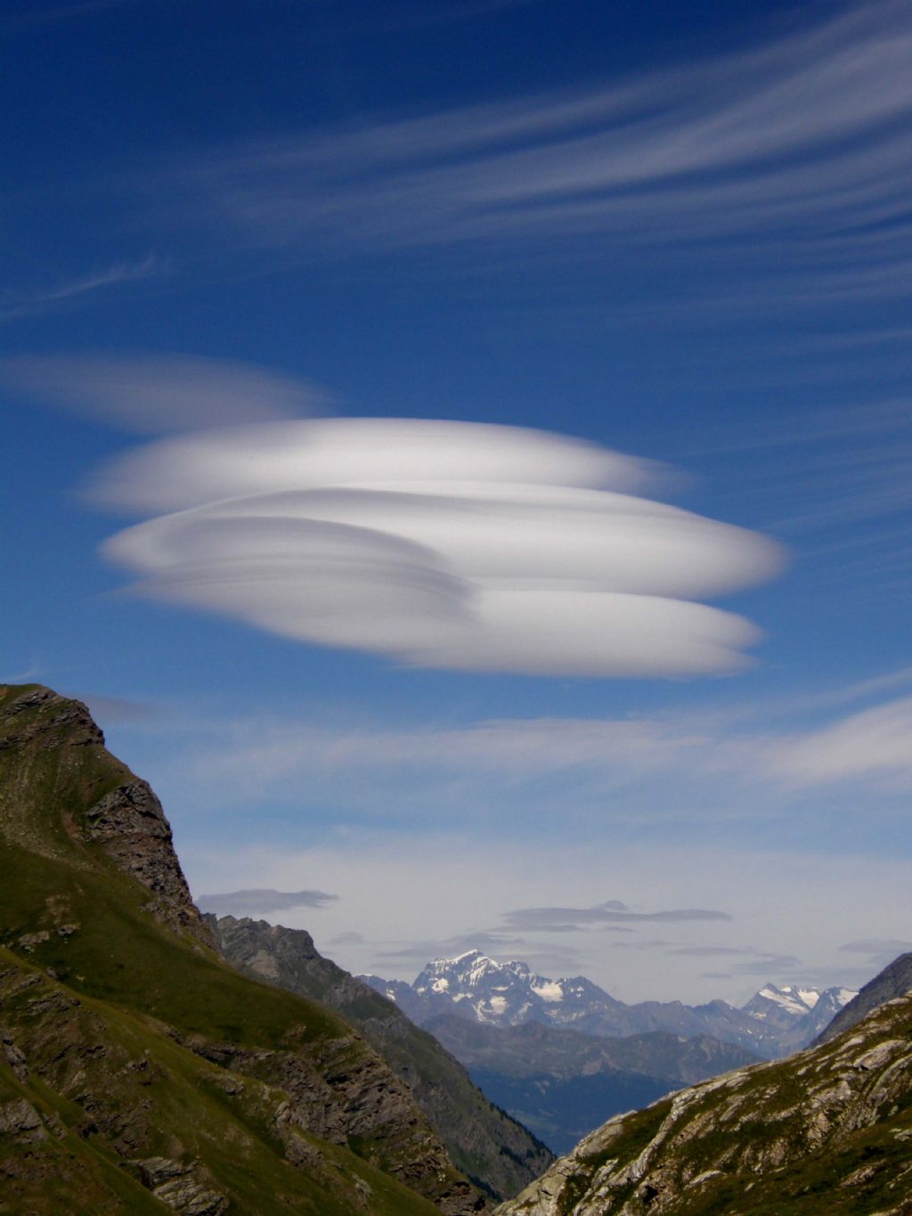 Nubi lenticolari: una formazione di UFO