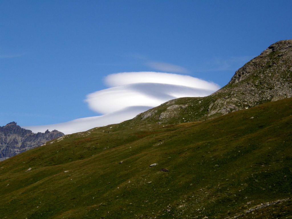 Nubi lenticolari: una formazione di UFO