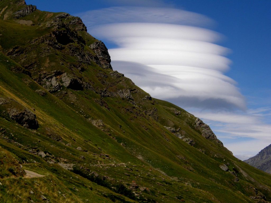 Nubi lenticolari: una formazione di UFO